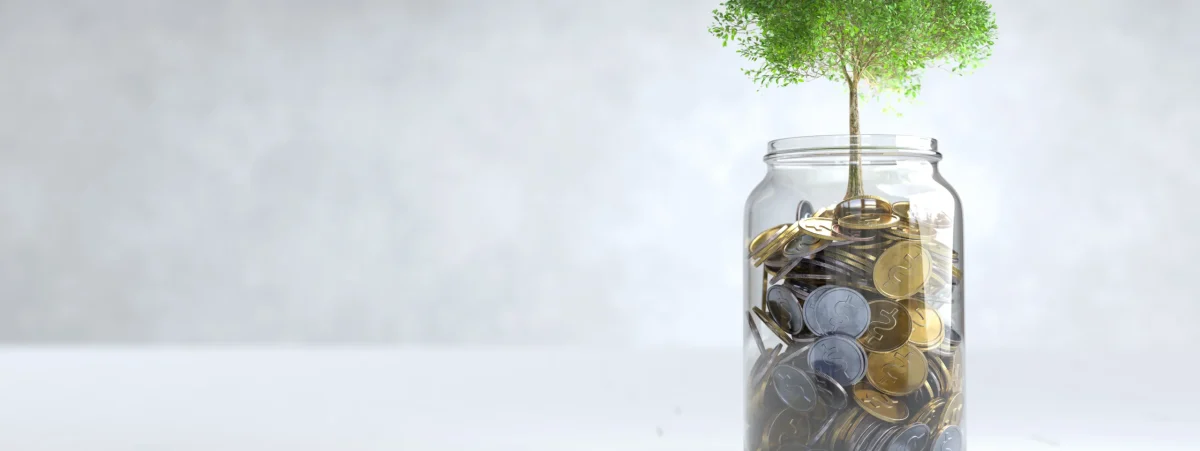 tree-grows-coin-glass-jar-with-copy-space