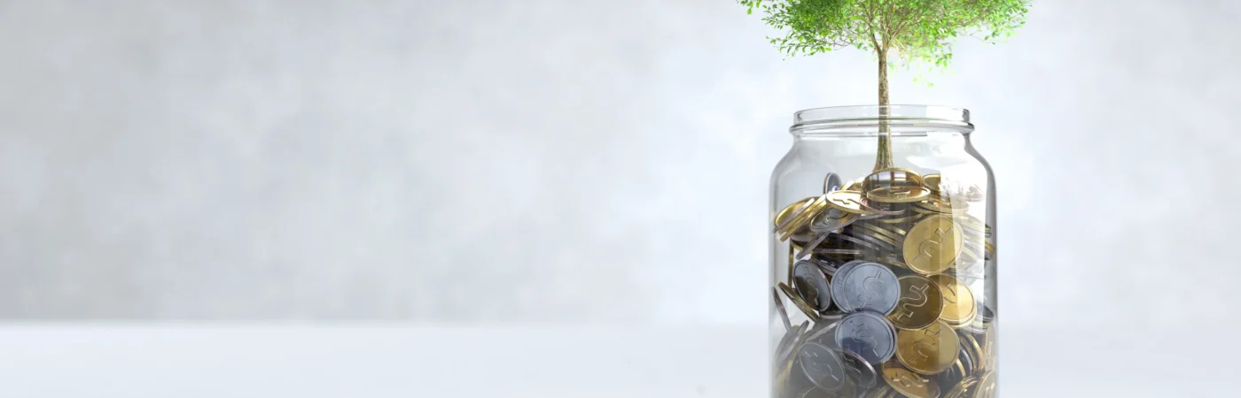 tree-grows-coin-glass-jar-with-copy-space